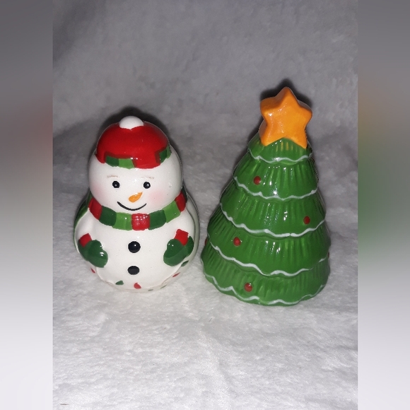 Boston Warehouses - Christmas Tree & Snowman Ceramic Salt & Pepper Shaker Set - Picture 3 of 5